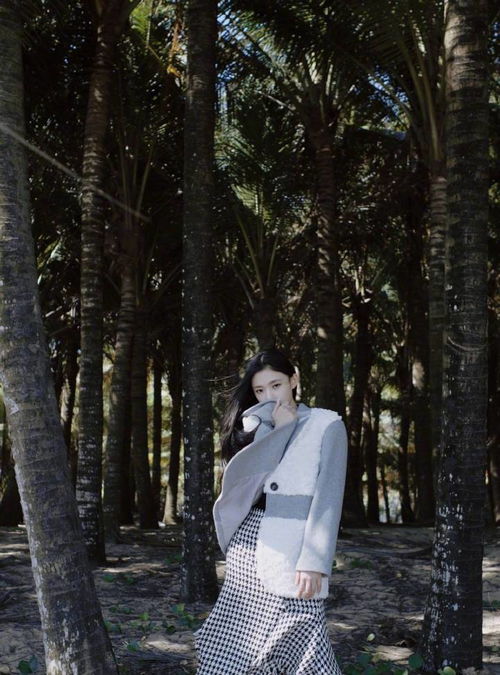 林允帶火“女友風”穿搭 溫柔似水顯氣質，輕松引領時尚潮流